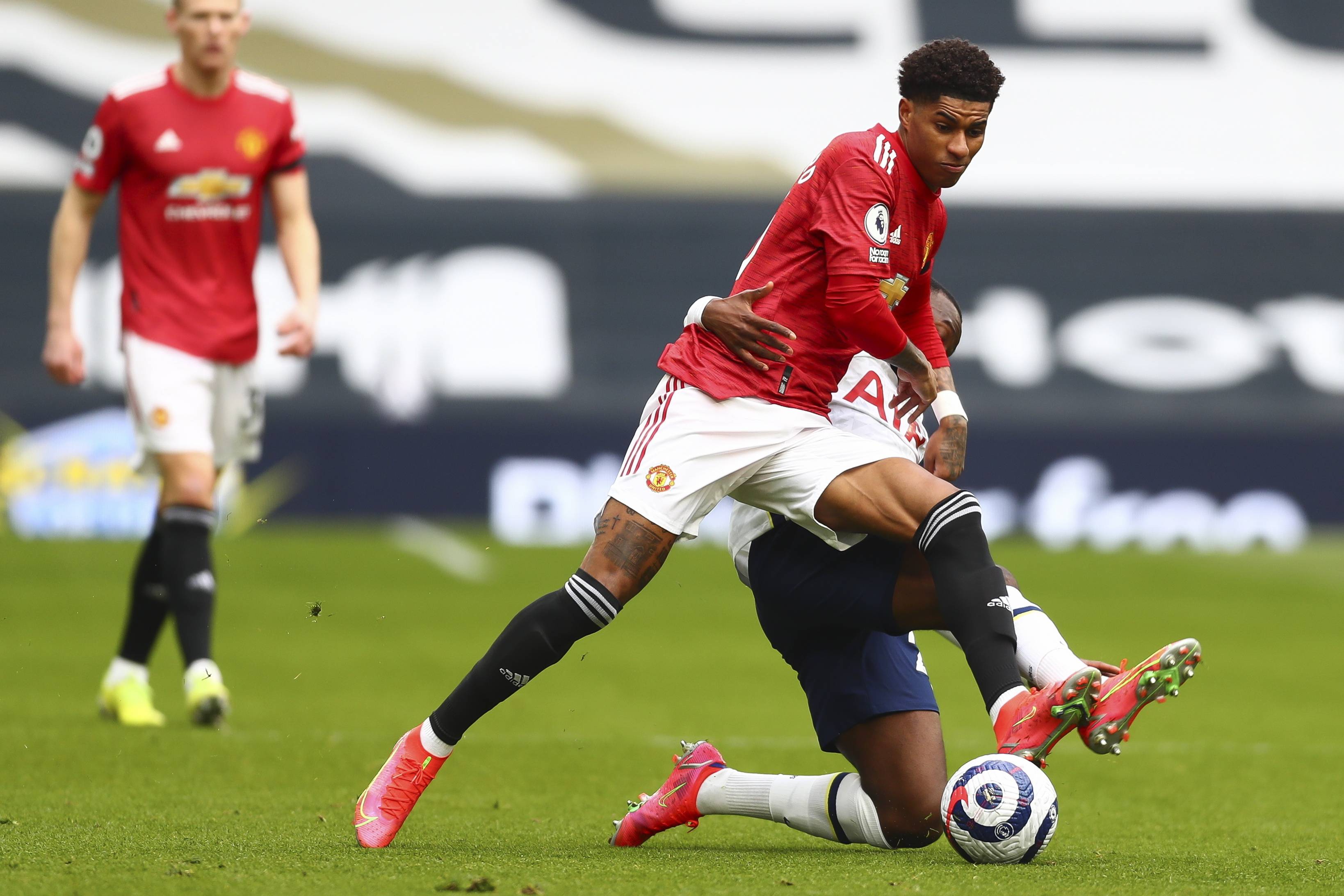 世体：米兰愿意出售莱奥，巴萨正在密切关注球员.