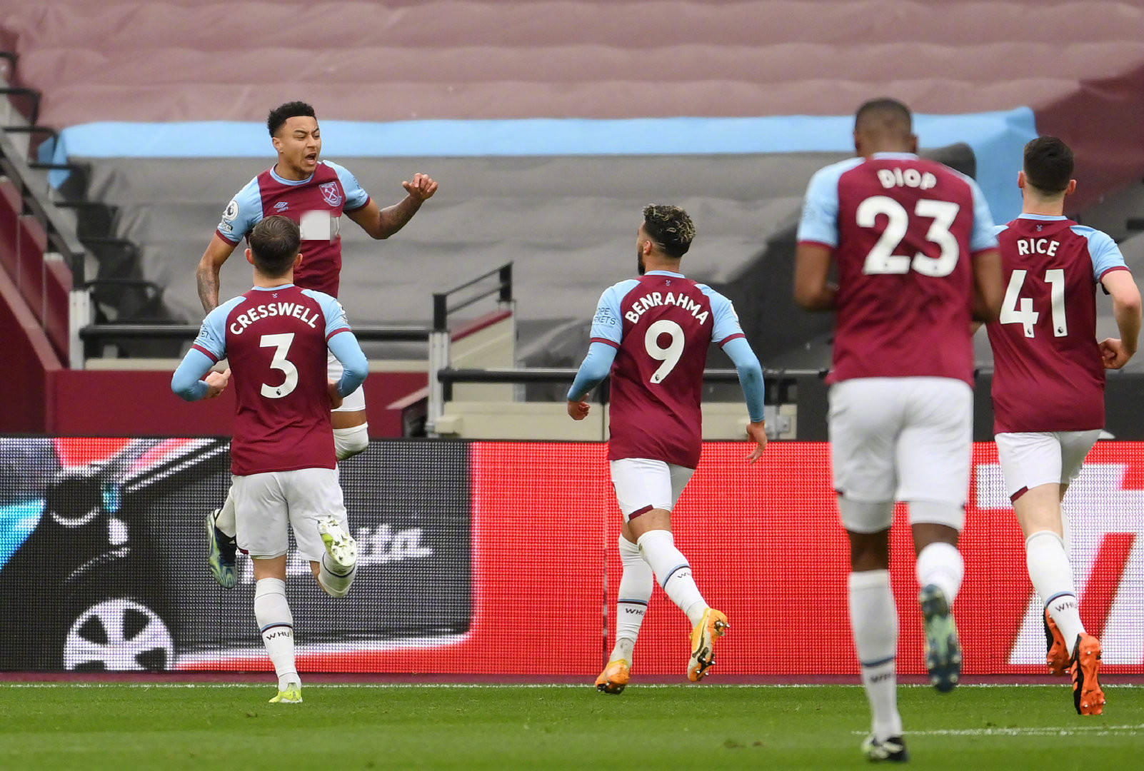 紀念球員的傑出貢獻 曼城為京多安設立馬賽克紀念牌匾.